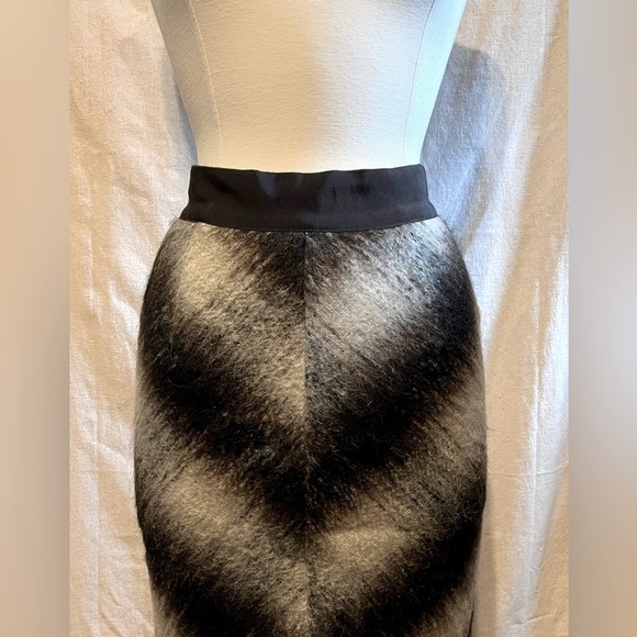 Carolina Herrera Mohair Skirt size 4 - Picture 3 of 11